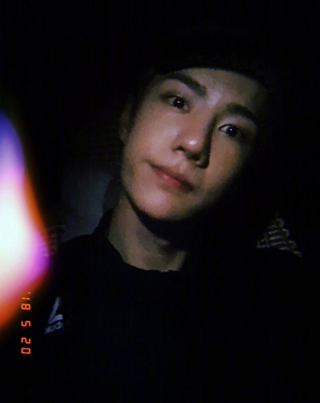 王一博的日常生活照_腾讯网