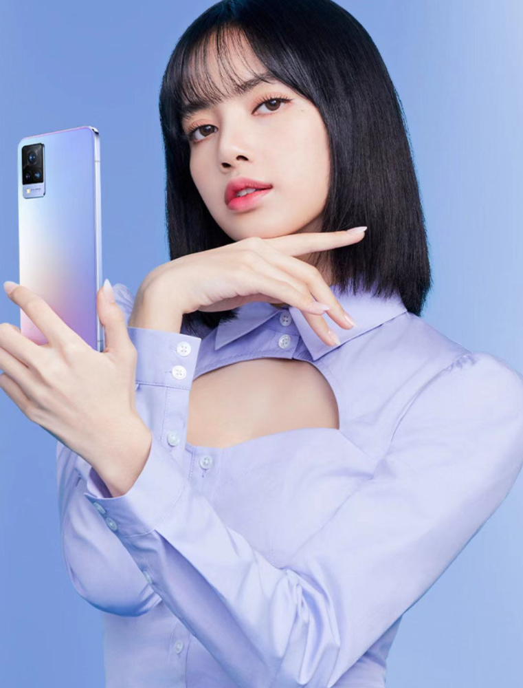lisa代言海报惊现"悬浮手机",镜头拉近:全靠后期满是敷衍