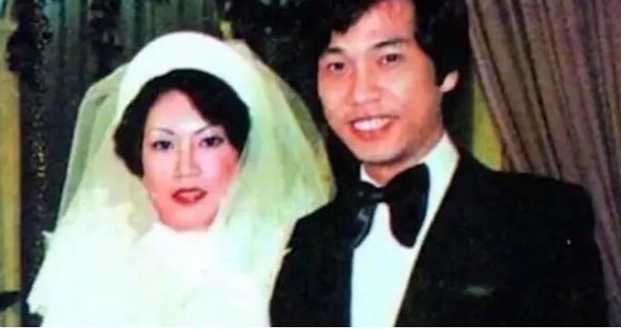 之后在1989年吴孟达在并未离婚的情况下,与女星卢少慈相恋并同居生活