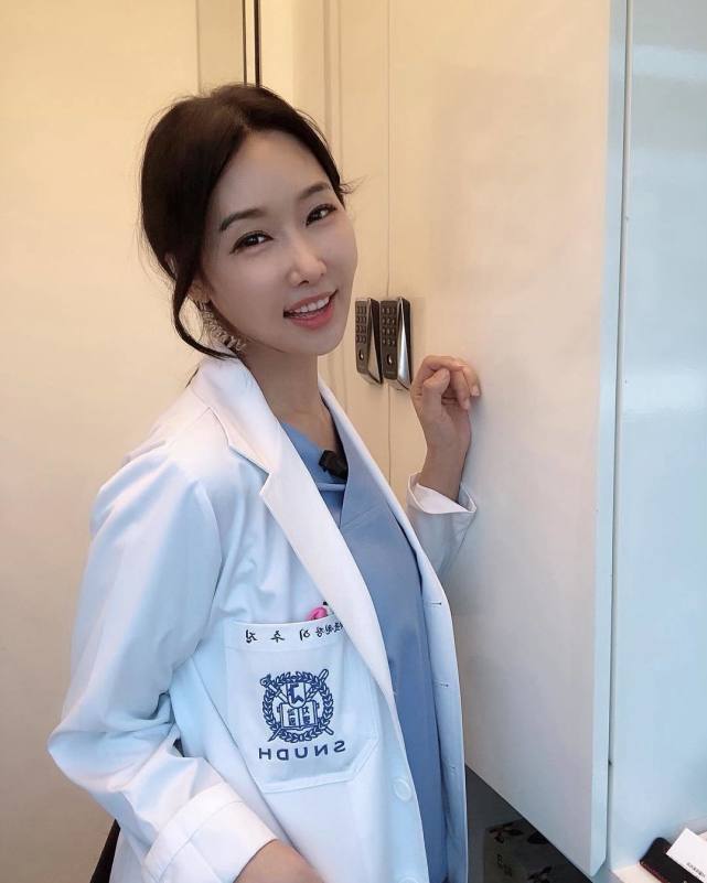 52岁冻龄美女牙医外形青春貌美被小27岁男友求婚