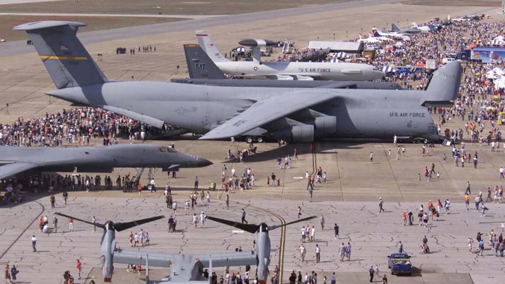 c-5是美国空军现役的最大的军用运输机,比c-17和c-130要大很多,被称
