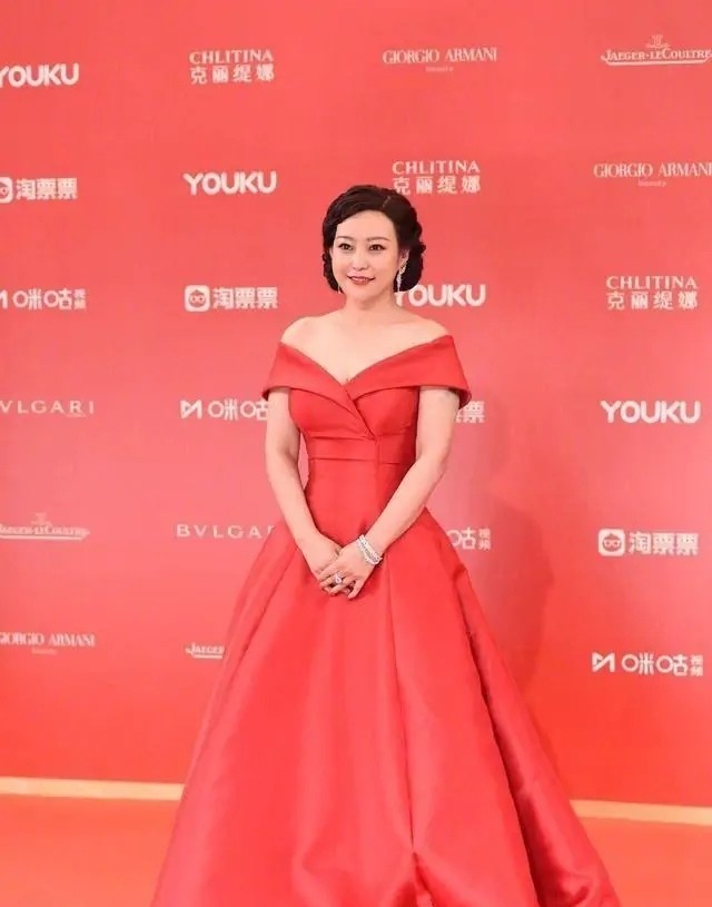 郝蕾红色魅力无限