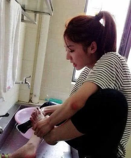 搞笑gif段子:女神是这样洗脚的,看起来很舒服的样子