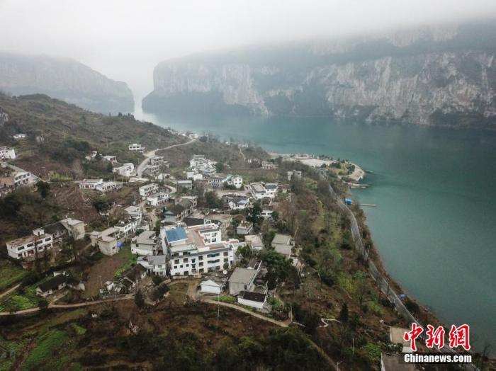 已脱贫人口中有近200_脱贫攻坚图片