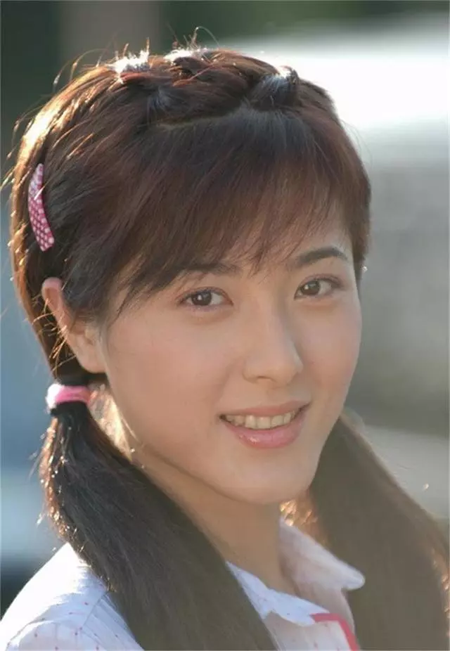 2星光不负赶路人,正因为曾黎如此的努力,所以她明明可以靠颜值吃饭,却