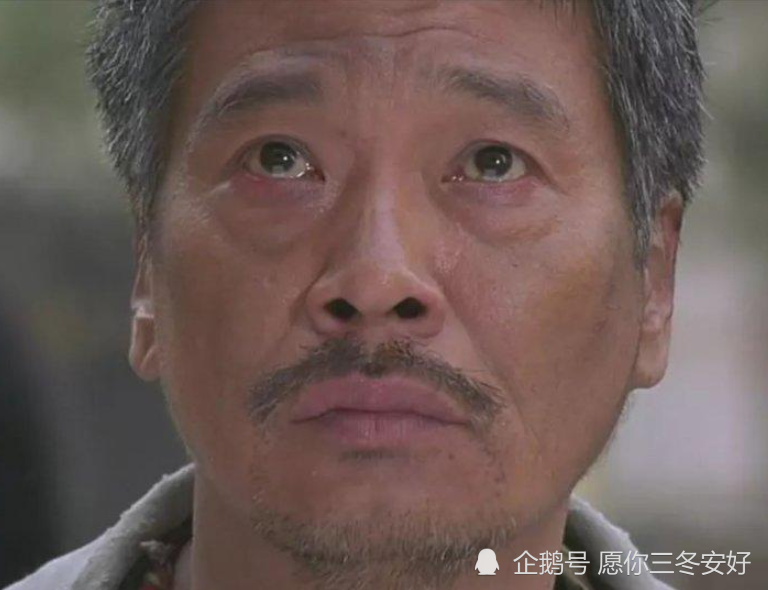 吴孟达遗照曝光!彩色照片被一片花海围绕,穿蓝色西装灿烂微笑