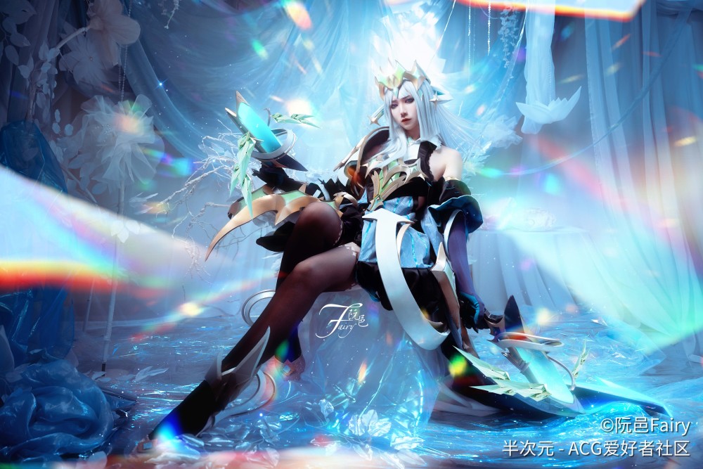 王者荣耀虞姬启明星使cos:小姐姐双腿浑圆笔直