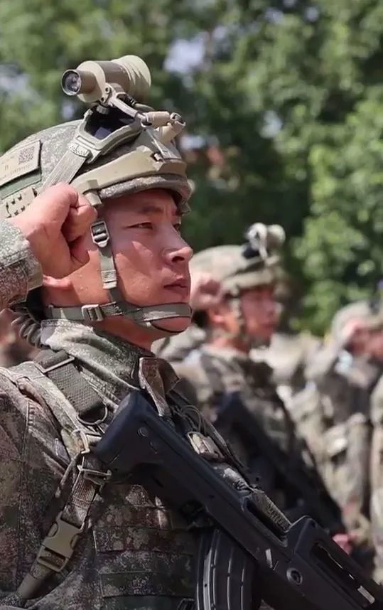 星空迷彩上身和特战女兵绝配