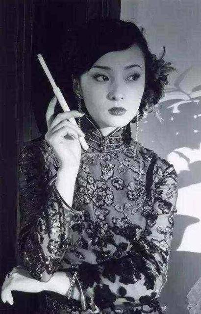 " 黄金荣经历了露兰春的背后捅刀无法善后,就请杜月笙帮忙处理.
