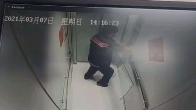 沈阳男子电梯内搬运玻璃被卡,电梯上升时玻璃被挤爆炸