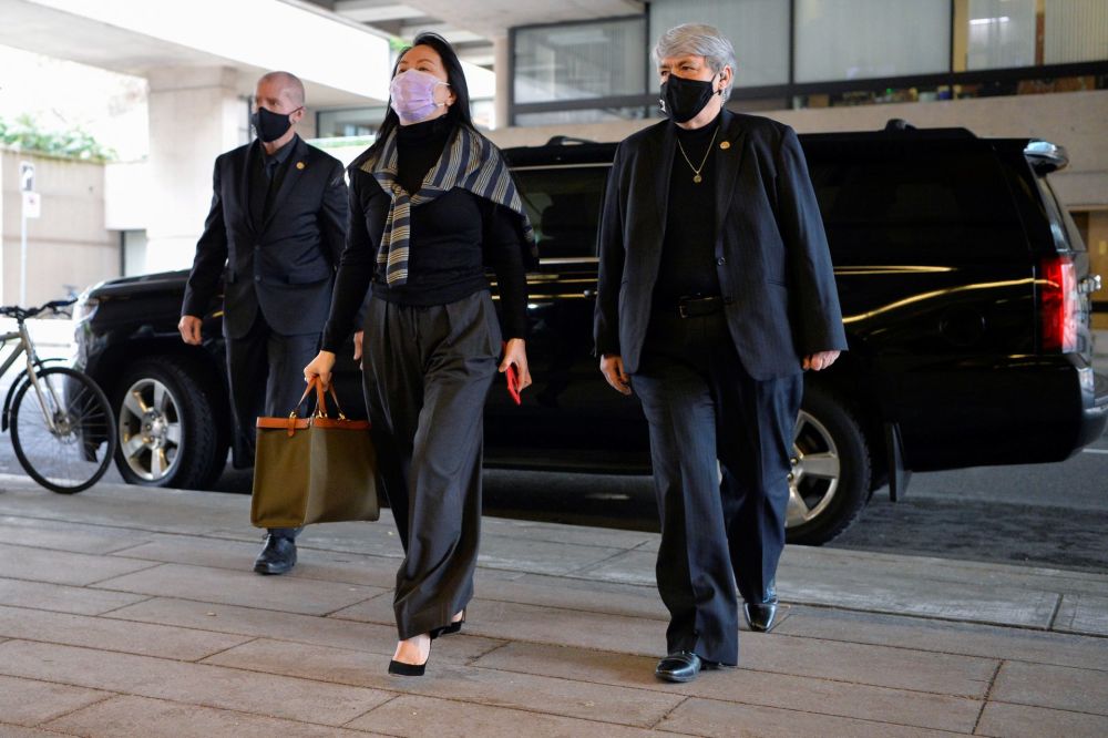 "华为公主"孟晚舟霸气出庭!罕见刘海发型大变样,披肩太抢镜