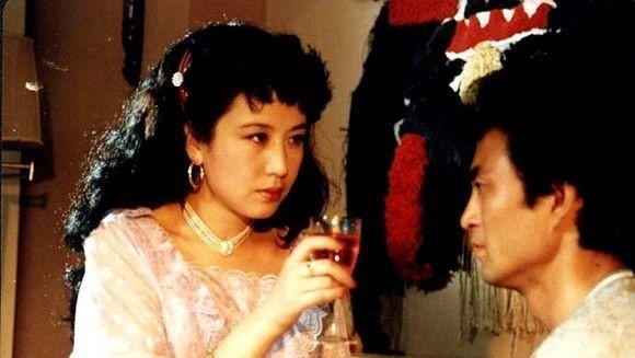 姜王后的扮演者叫卢玲,她的演艺生涯并不顺利,一共就演过两部电影,一