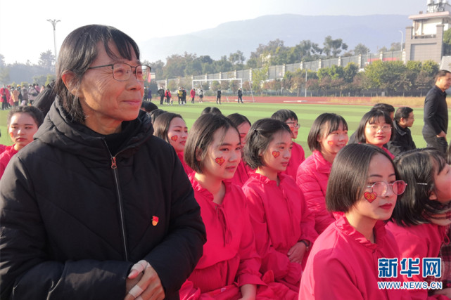 2021年1月1日,华坪女子高级中学举行红歌赛,张桂梅和学生们在一起.