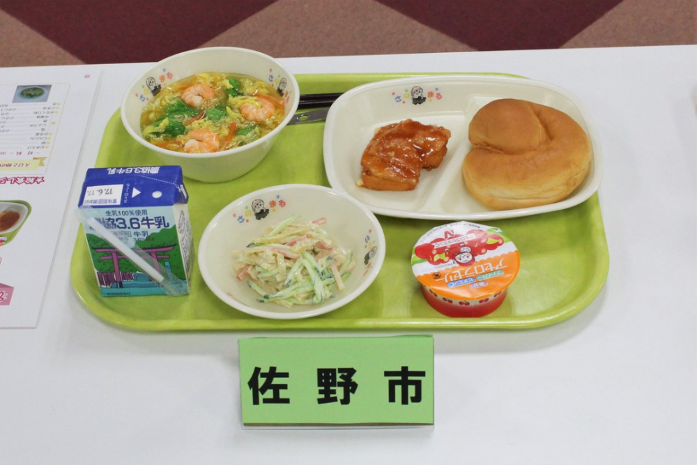2021年日本小学生的一顿午餐引百万人围观疫情过后日本小学生吃得更