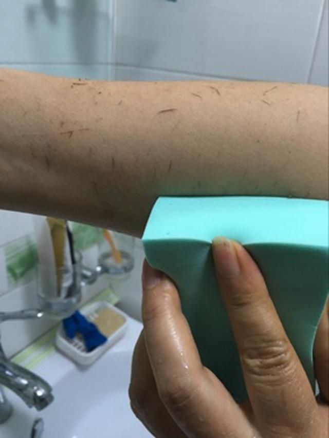 洗澡搓下来的黑泥到底是什么?显微镜放大100倍,看完一