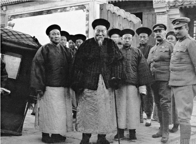 1958年,李鸿章的尸骨被挖出后,挂在拖拉机后面游街示众