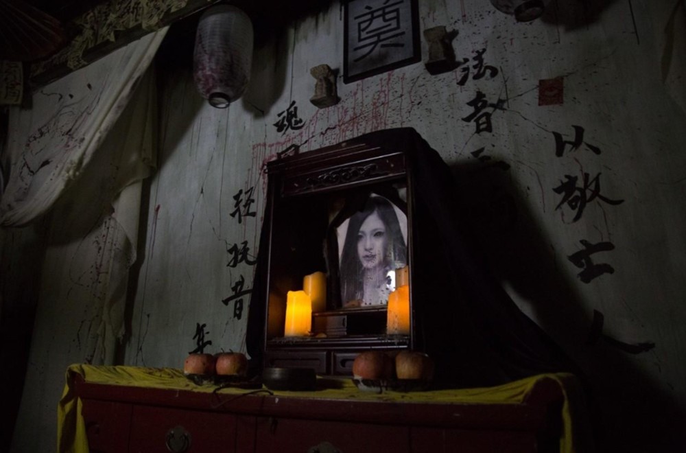 拍死人戏时用演员照片当遗照,真不怕出事吗?其实导演早有妙招