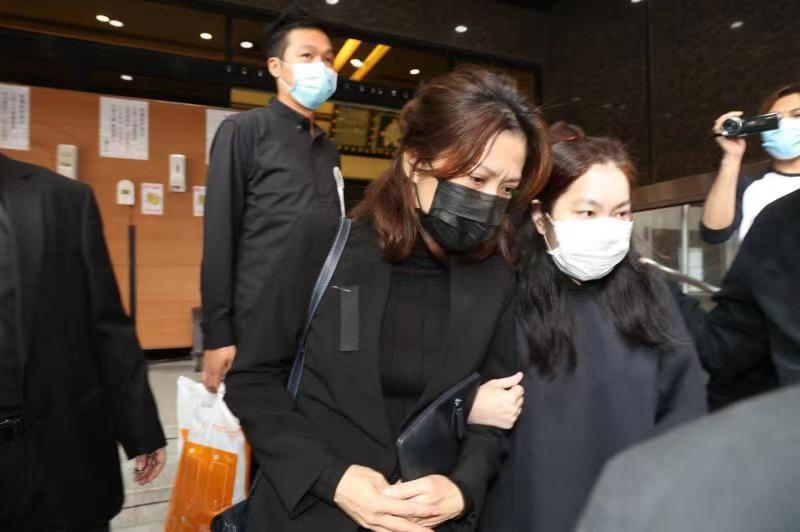 助理晒吴孟达生前拍戏画面妻子侯珊燕相伴左右夫妻恩爱幸福超甜蜜