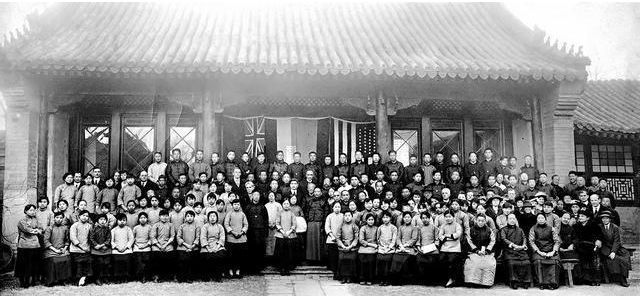 图/1920年华北协和女子大学并入燕京大学合影