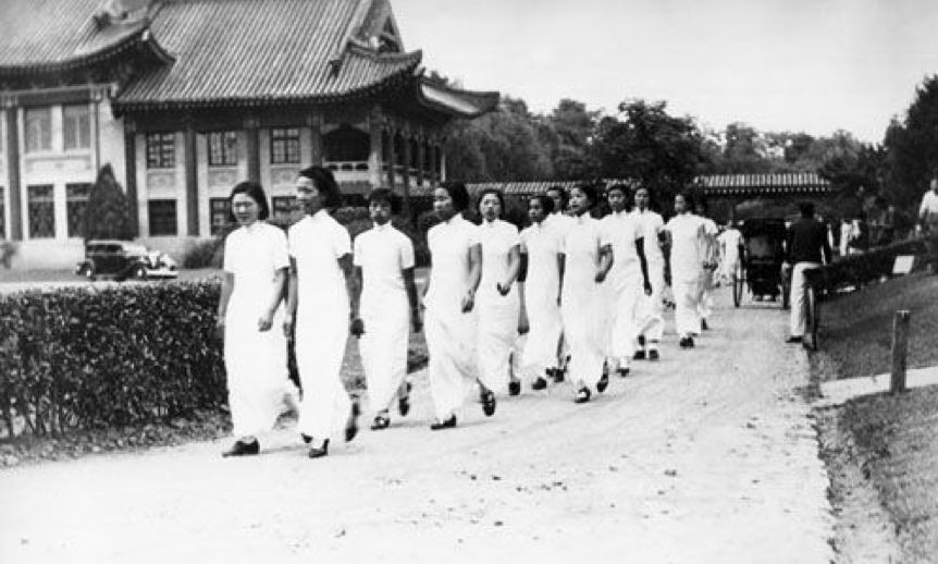 1907年,清政府的《女子小学堂章程》让女子走入学堂,但均以贤妻良母为