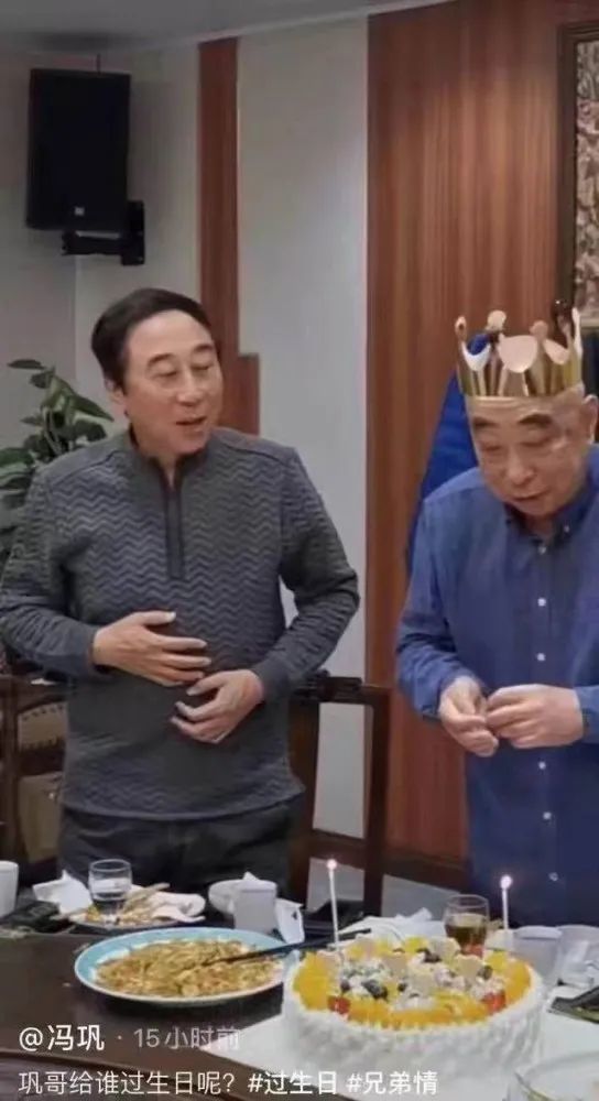 冯巩罕曝旧照,与哥哥容貌相似,年轻时长相不输小鲜肉