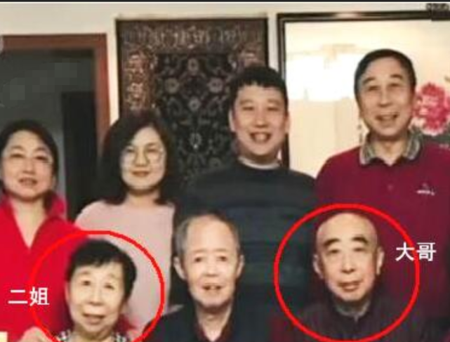 冯巩罕曝旧照,与哥哥容貌相似,年轻时长相不输小鲜肉