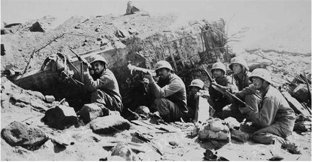 日本兵藏在炮楼中,八路军久攻不下,一老农路过说:这还