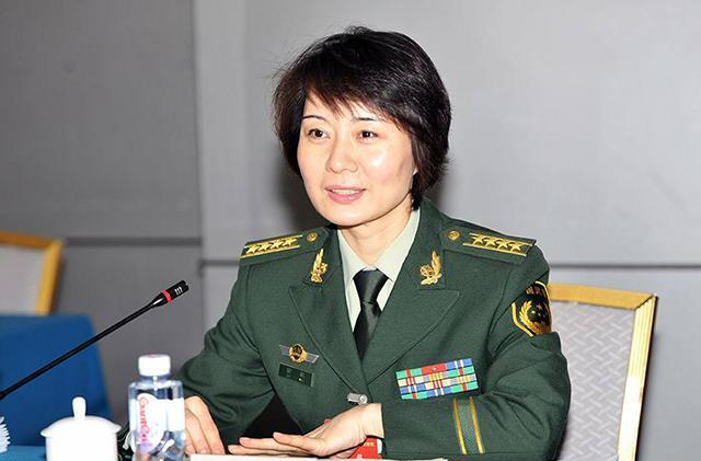 大校军衔的最美武警,拒绝上百万年薪诱惑,却选择嫁给一个保安