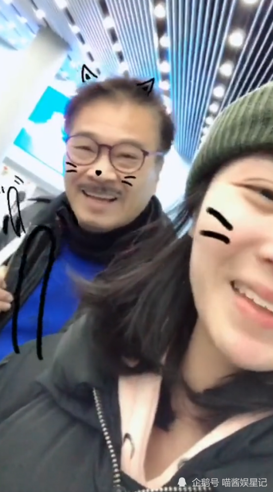 当日吴孟达的现任老婆和女儿还有小儿子都来了.