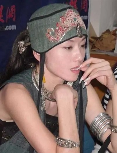 62岁的杨丽萍仙气全无!曾长年吃花瓣,如今剪了指甲拄拐杖出行