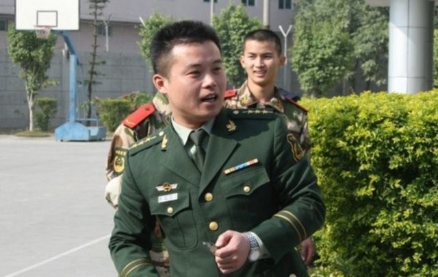 女武警庞洪雨,丈夫救人牺牲,31岁特招入伍,直接被授少校军衔