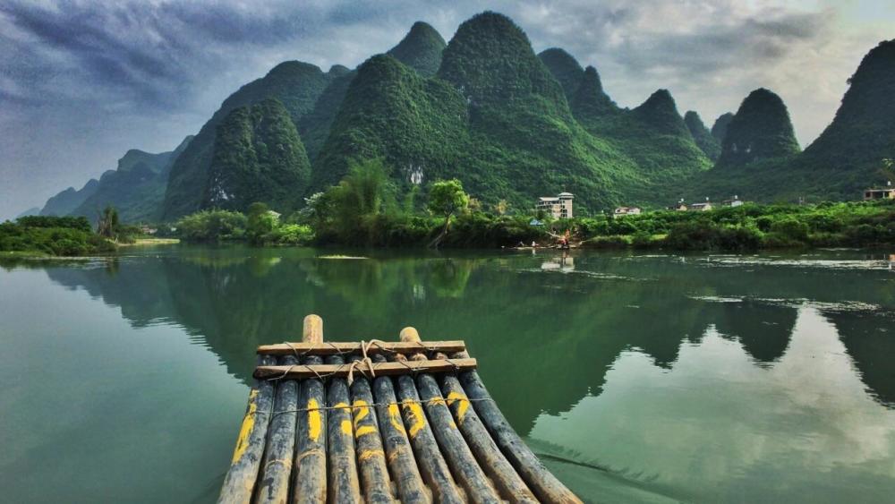 桂林有一处景点被称"小漓江",河畔翠竹叠嶂,蕉临四季常青