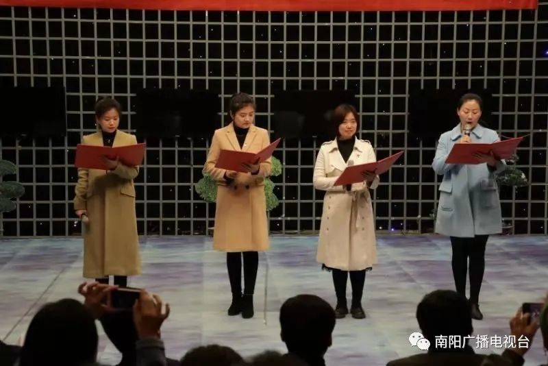 唐亚男,唐丽丽,张琳双,胡宇婷:朗诵《我是共产党员》