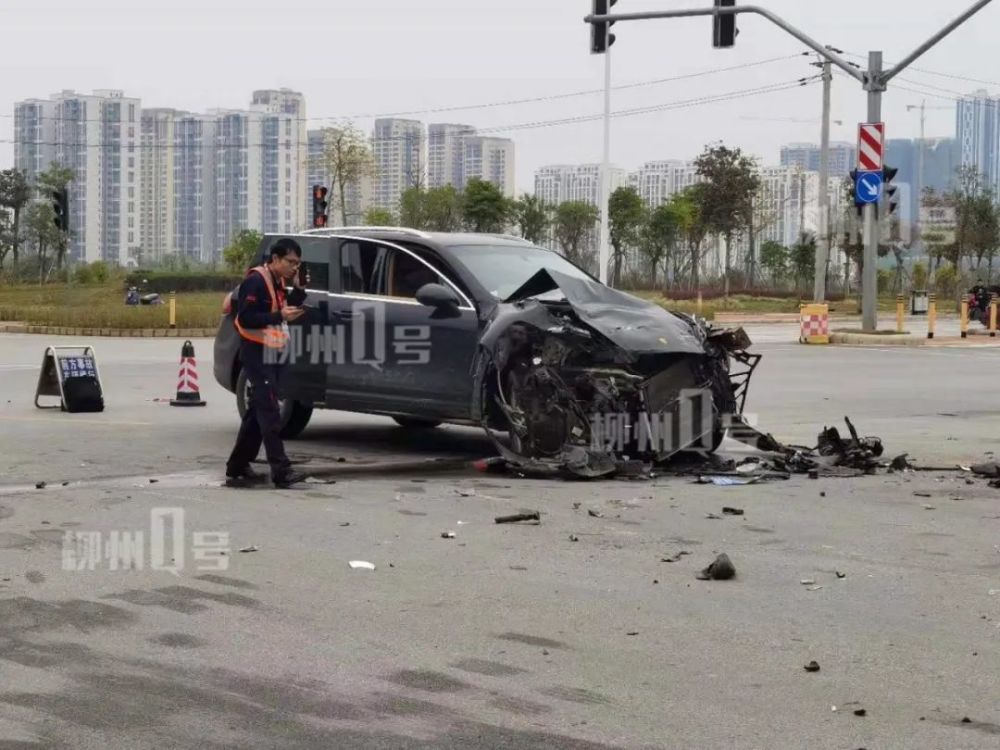 保时捷卡宴与绿化洒水车和摩托车相撞!当事人均表示"没有闯红灯"