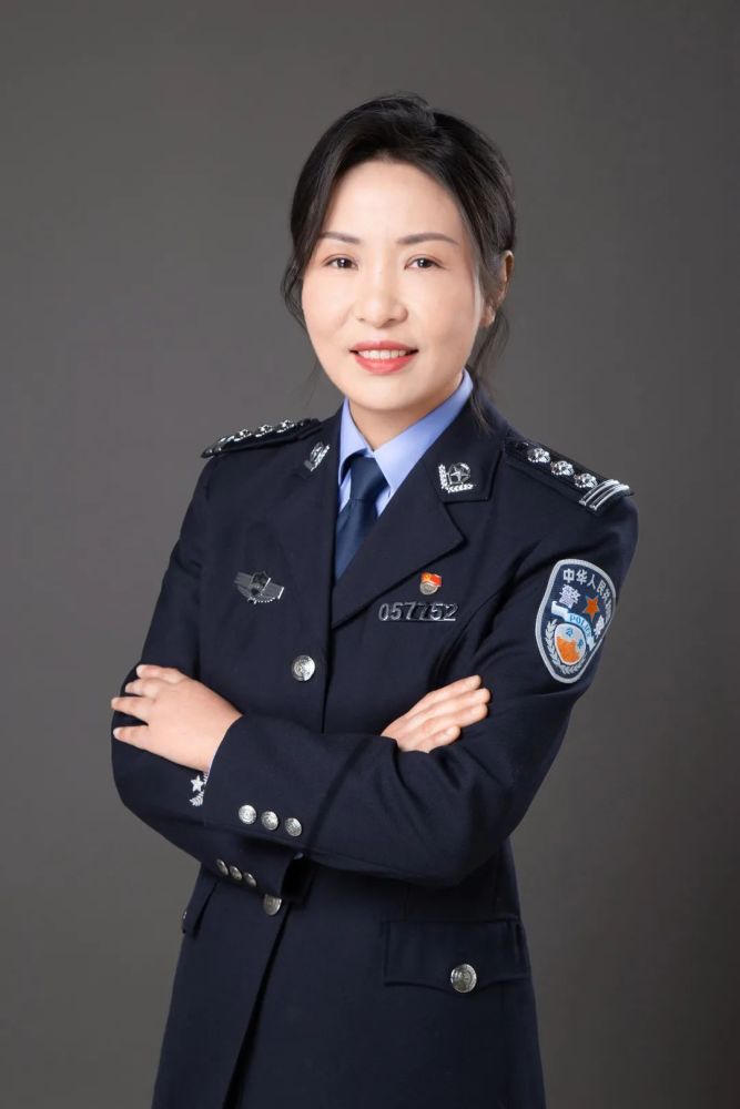 个人荣誉 荣获上海市公安局优秀户籍窗口民警3次,区"三八"红旗手1次