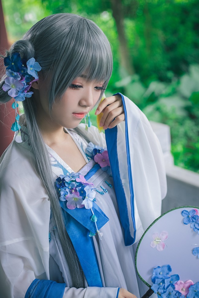 cos赏析:洛天依