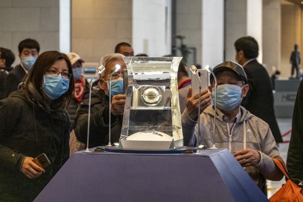 这次在北京国家博物馆展出的月壤储存在一个特制的水晶容器里,就是