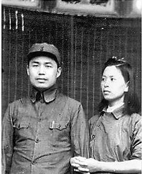 在医院里,王近山邂逅了自己的妻子,护士韩岫岩.