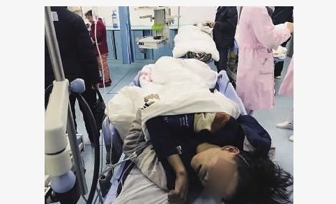 14岁女孩突然晕倒,知道真相后,宝妈脚踹女孩
