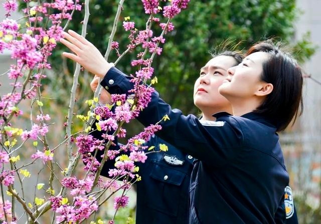 【她力量】春光烂漫十里桃花,不如蕲水河畔的警花