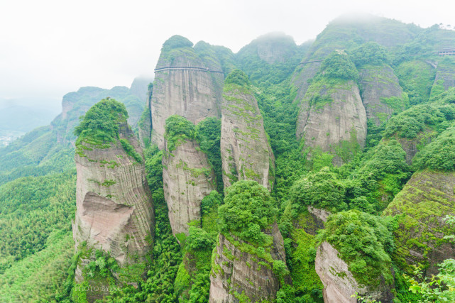 赣州这处丹霞景观极为独特,可媲美湖北的武当山,但人气却不高!