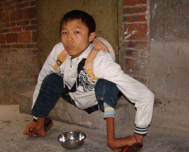 2008年汶川大地震那位捐款185元的小乞丐12年后过得如何