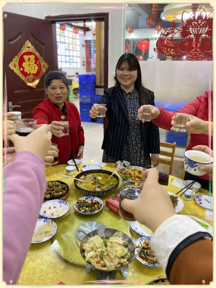 3月8日晚上,由太兴家具党支部书记萧丽娜带领下举办交流晚宴,太兴家具