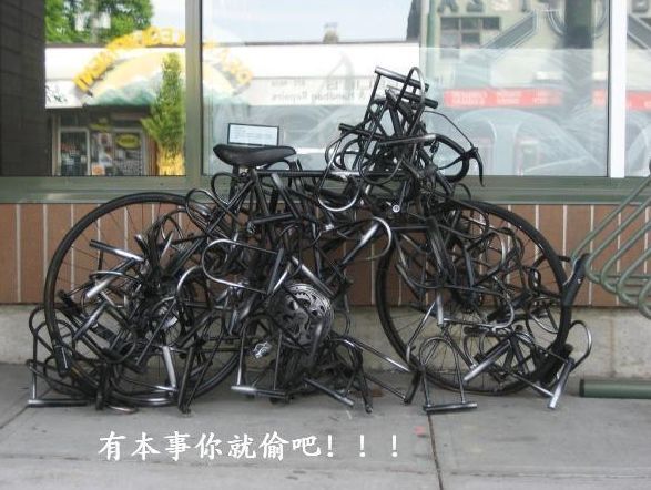 搞笑图片幽默段子笑话:这自行车太安全了吧,没有小偷能偷得走