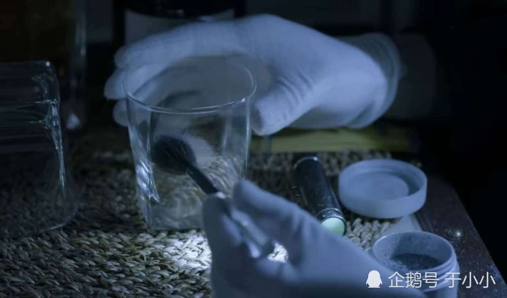 梦境解析，梦见被蛇咬手，奋力甩开后手未出血的深层含义