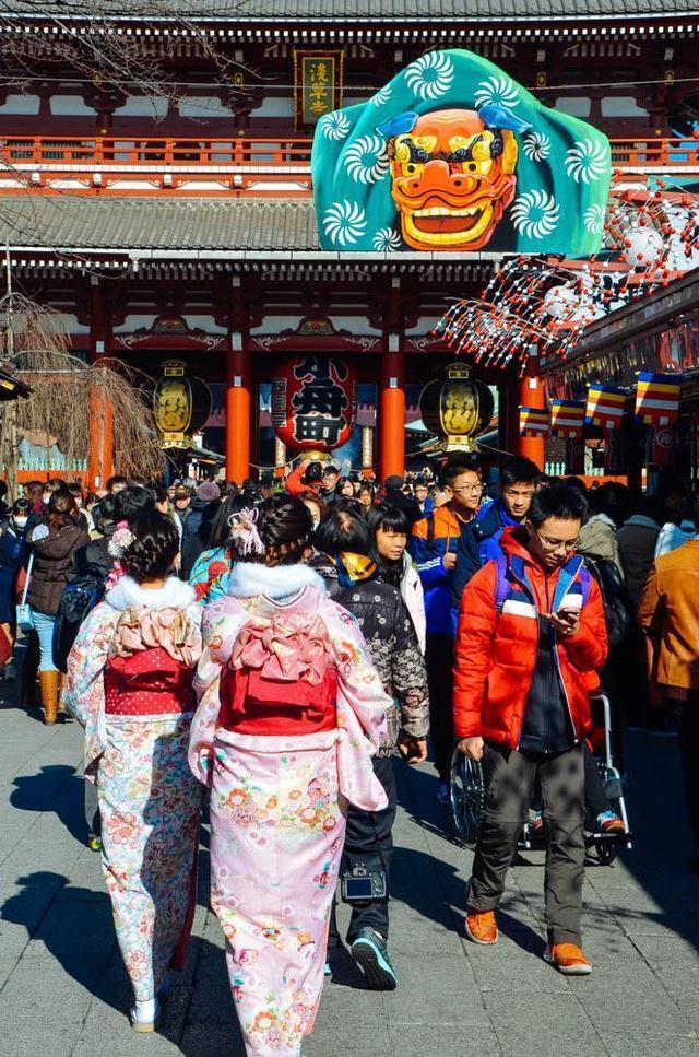 日本东京浅草寺,在日本最灵验的御守,每年成千上万人都去祈福
