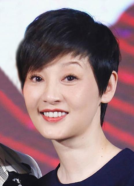 徐帆参加同学聚会,与男同学感情深互相搂抱,全场气氛欢乐