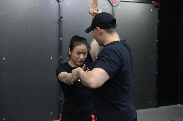 张伟丽敲定ufc卫冕战:赢了,她就是无可争议的世界第一