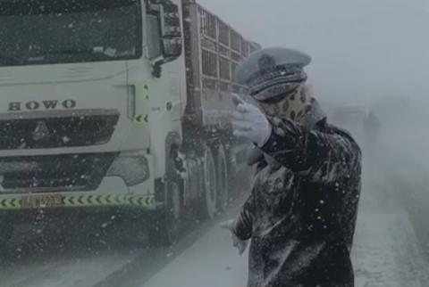 折多山大雪中被冻成雪雕交警找到了帅小伙这句话太赞了