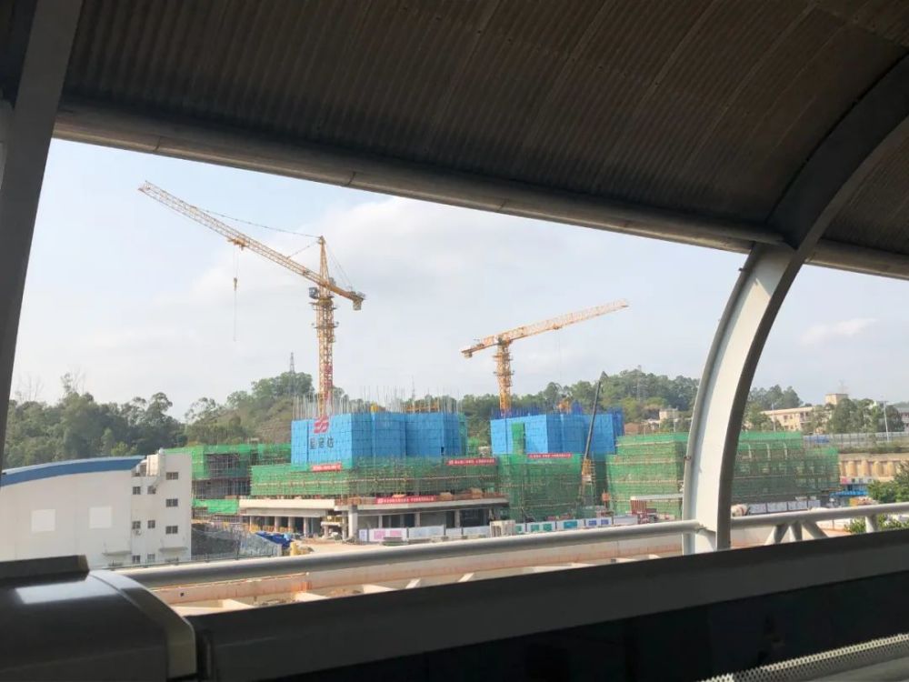 星河盛境位于龙岗大道西侧,永湖地铁站旁,从站台上便能看见工地的位置